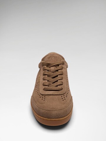 GUESS Sneaker 'Nixxter' in Braun