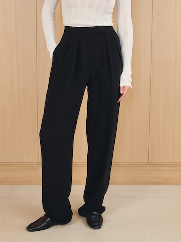 RÆRE by Lorena Rae Tapered Hose 'Lino Tall' in Schwarz: Vorderseite