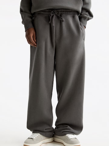 Loosefit Pantalon Pull&Bear en gris : devant