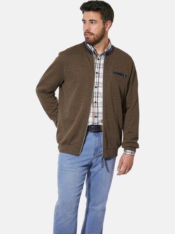 Charles Colby Gebreid vest ' Duke Rupold ' in Bruin