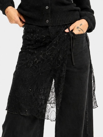 Made Public Scarf 'Lacy 104' in Black