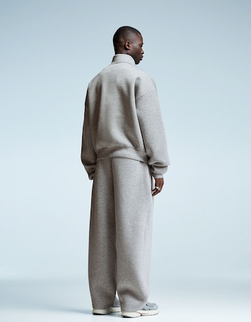 BershkaLoosefit Hlače s naborima - siva boja
