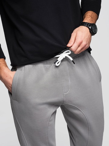 Effilé Pantalon de sport Ombre en gris