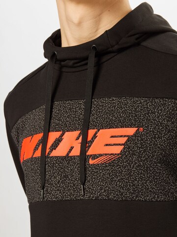 NIKE Sportsweatshirt 'Clash' in Schwarz