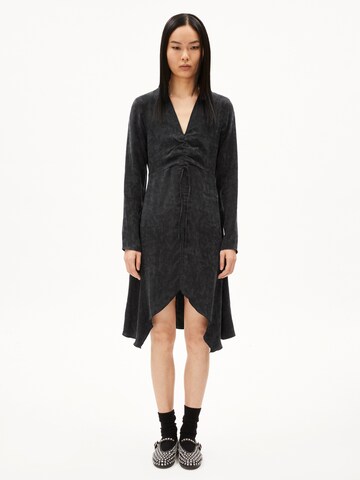 Robe 'TINRAA JACQ' ARMEDANGELS en noir : devant
