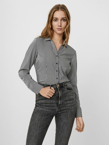 VERO MODA Bodipluus 'Erika', värv must: eest vaates