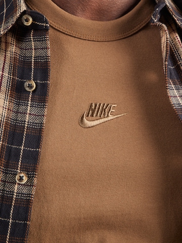 Maglietta 'Premium Essentials' di Nike Sportswear in marrone