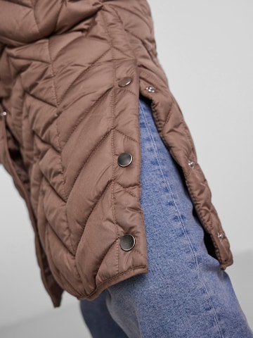 Gilet 'Fawn' PIECES en marron