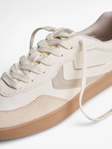 Bershka Sneakers in White