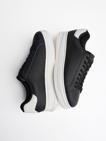 Sneaker low de la Bershka pe negru