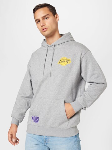 NEW ERA Sweatshirt 'Los Angeles Lakers' in Grey: front