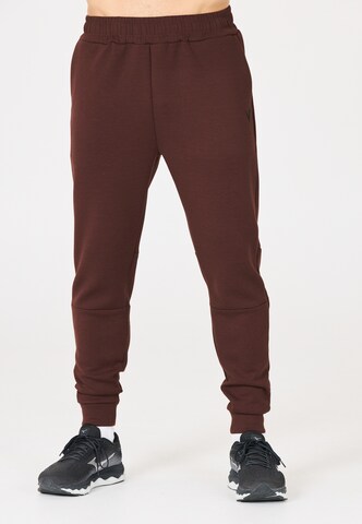 Virtus Tapered Sweatpants 'Taro' in Rot: Vorderseite