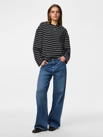 Maglietta 'PCSADIE BARREL' di PIECES in nero