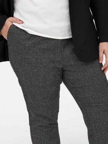 ONLY Carmakoma - Slimfit Pantalón plisado 'Goldtrash' en negro