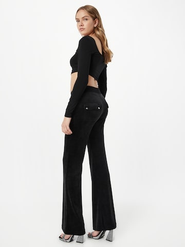 Juicy Couture Rozkloszowany krój Spodnie 'LAYLA' w kolorze czarny