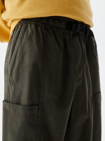 Pull&Bear Regular Cargobroek in Groen