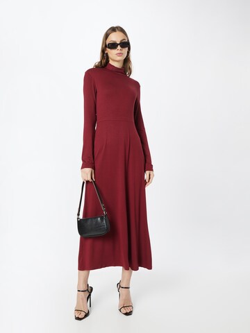 Robe Warehouse en rouge