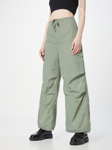 Loosefit Pantalon cargo Monki en vert : devant