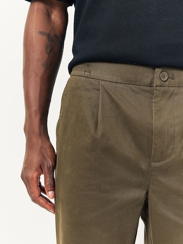 Next Обычный Брюки со складками в Зеленый