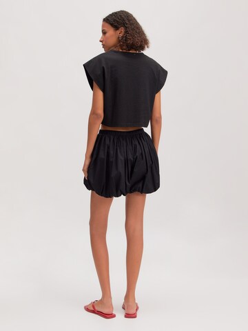 Tricou 'Xophia' de la EDITED pe negru