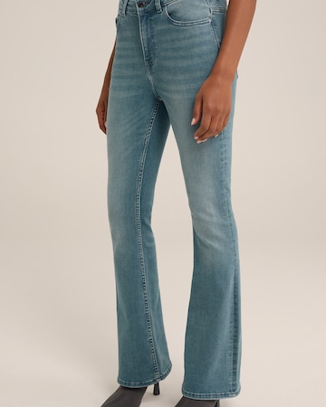 WE Fashion Flared Jeans in Blue: front