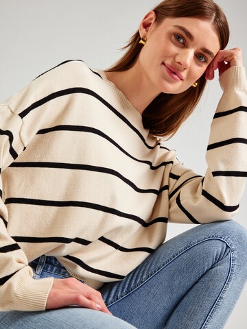 MYLAVIE by Sarah Harrison Sweater in Beige