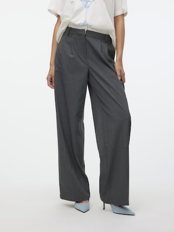 VERO MODA Loose fit Trousers with creases 'MADJA ' in Grey: front