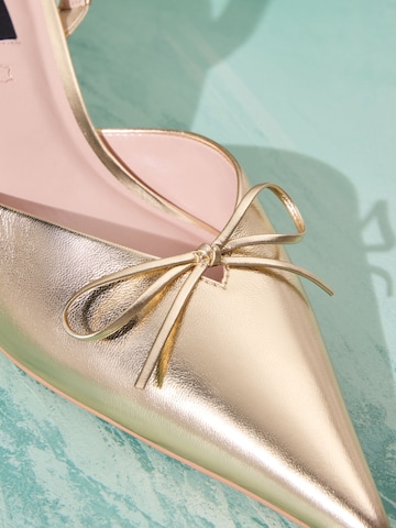 Décolleté sling 'Tabitha Simmons x Next Faylina' di Next in oro