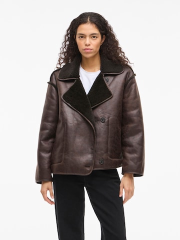 VILA - Chaqueta de entretiempo en marrón: frente