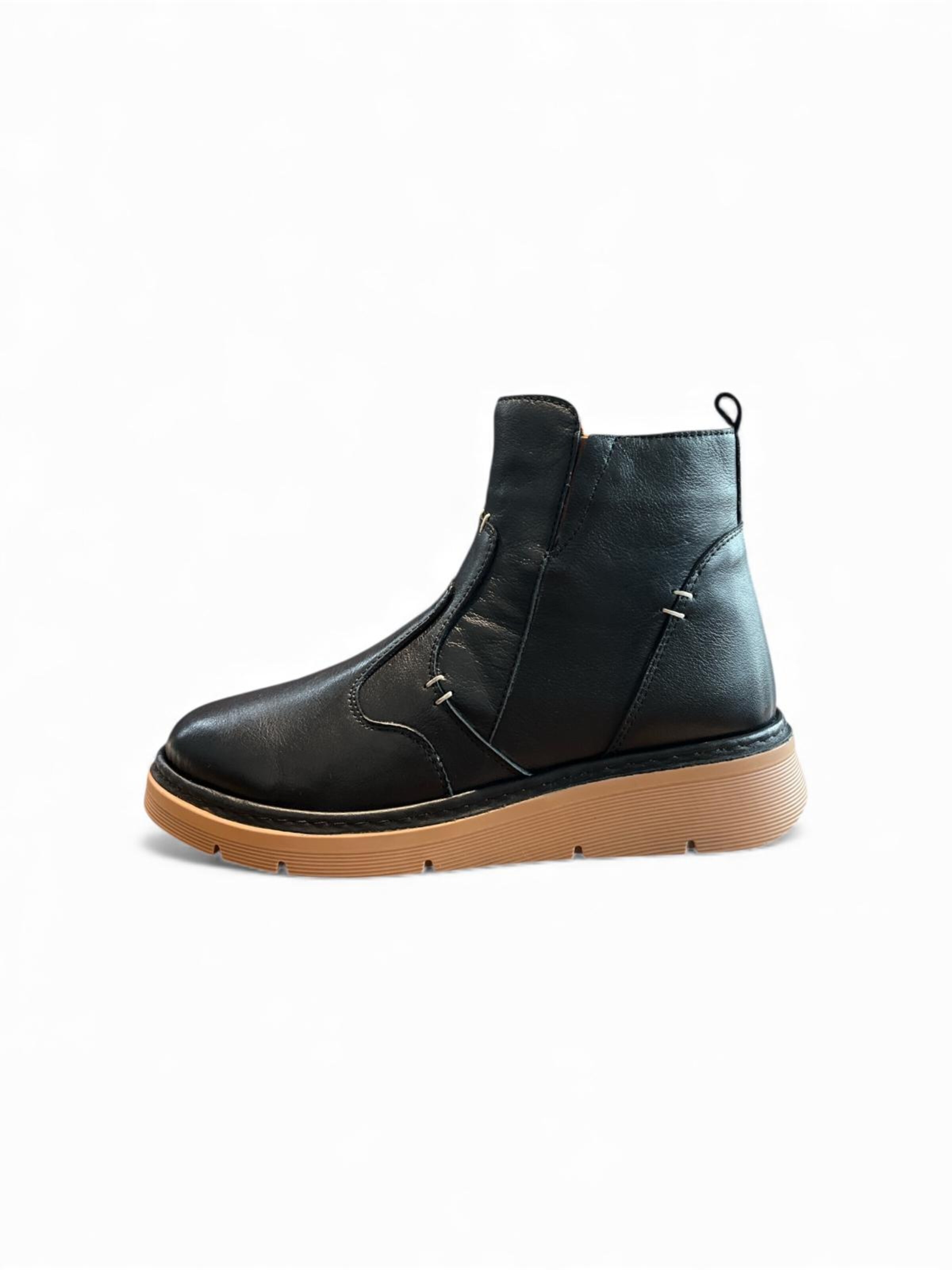 Begoria Boots 'ComfortRise Soft Leather Boot' in Black: front