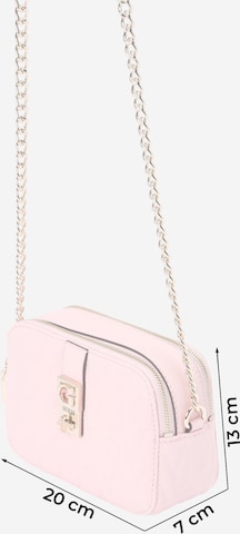 GUESS Чанта с презрамки в розово