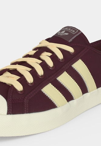 ADIDAS ORIGINALS Låg sneaker 'NISI' i brun