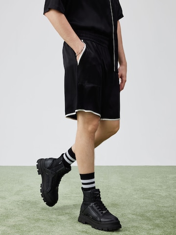 ABOUT YOU x Rewinside Loosefit Shorts 'Aras' in Schwarz