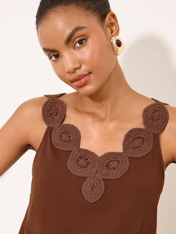 Lipsy Top in Brown
