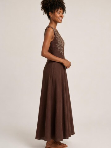 Fulgor Jurk 'Vestido Longo com Bordado Elegante' in Bruin