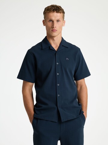 T-Shirt CHASIN' en bleu : devant