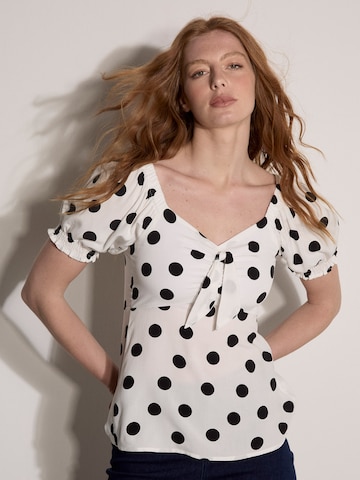 Apricot Polka Dot Tie Front Top ' ' in Weiß: Vorderseite