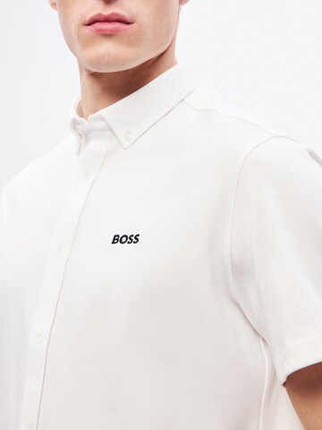 Coupe regular Chemise 'Motion' BOSS en blanc