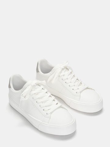 Sneaker low de la Pull&Bear pe alb