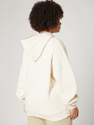 Sweat-shirt 'Marieke' A LOT LESS en beige