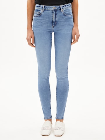 Skinny Jeans 'Tillaa' di ARMEDANGELS in blu: frontale