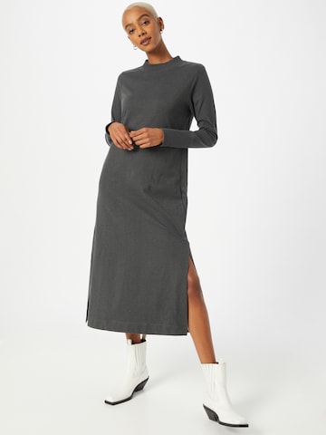 ESPRIT Úpletové šaty – šedá