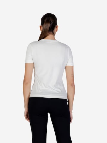Top 'TRACEY CN SS T-SHIRT V6RI07 J1314' di GUESS in beige