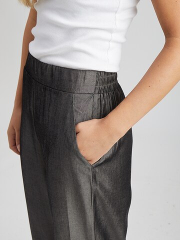 Peppercorn - Pierna ancha Pantalón 'Bea' en gris