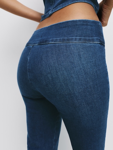 Pull&Bear Flared Jeans in Blauw