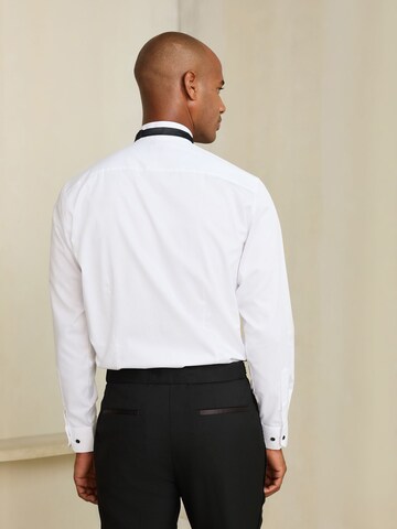 Next Slim Fit Set: Hemd und Fliege in Weiß