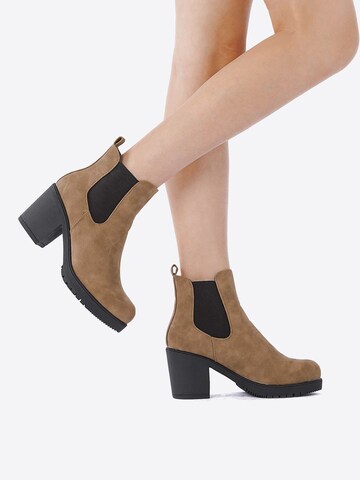 Dream Pairs Boots in Beige