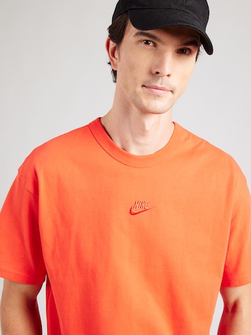 Nike Sportswear - Camisa 'Premium Essentials' em vermelho