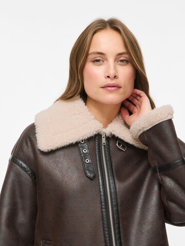 VILA - Chaqueta de invierno 'RISI' en marrón