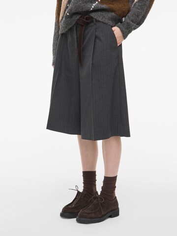 ROUGE EDIT Wide Leg Bukser med fals i grå: forside